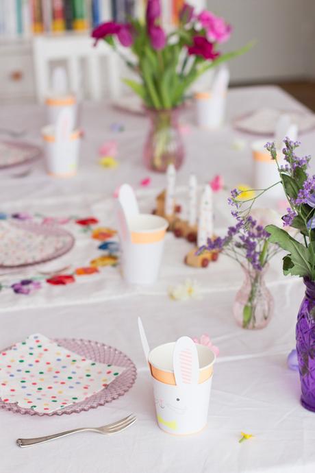 Tischdekoration Kindergeburtstag Blumen und Dots