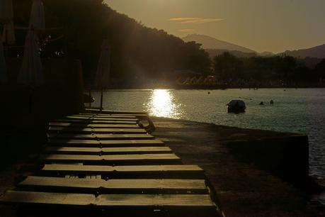 Blog + Fotografie by it's me fim.works - La Isla Blanca Ibiza, Cala Llonga, sinkende Sonne in der Bucht