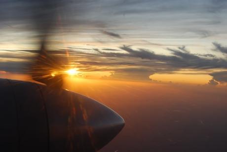 Flug-nach-Rostock-Sonnenuntergang-mit-Propeller