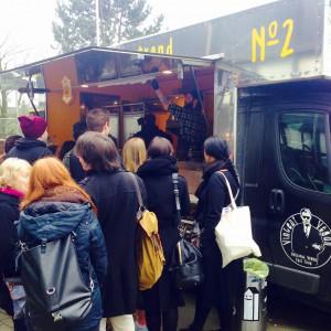 Food Truck Vincent Vegan mit Menschenschlange
