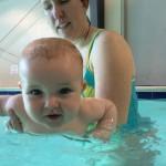 Eltern-Kind-Kurse wie beispielsweise das Babyschwimmen können die Bindung zwischen Eltern und Baby stärken