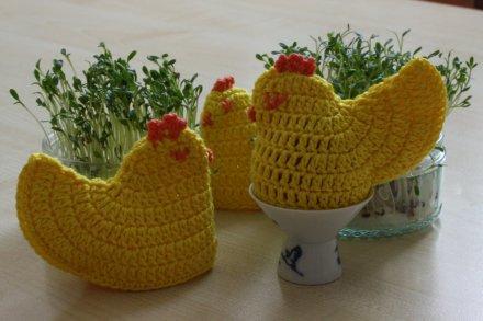 die Hühner warten schon wieder auf das Osterfest