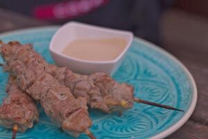 Gegrillte Lammsate mit Erdnussdip