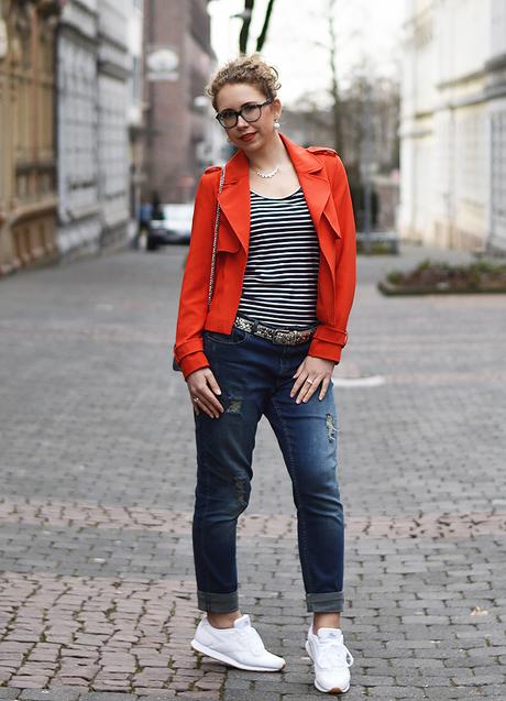 Outfit: Reebok Classics, Boyfriend Jeans and Bright Red Blazer