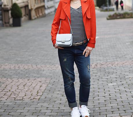 Outfit: Reebok Classics, Boyfriend Jeans and Bright Red Blazer