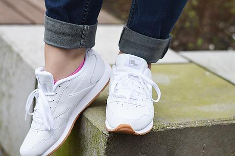 Outfit: Reebok Classics, Boyfriend Jeans and Bright Red Blazer