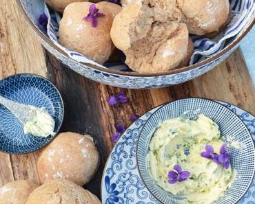 Ab in die Backstube! Dinkelvollkornbrötchen mit Kräuterbutter