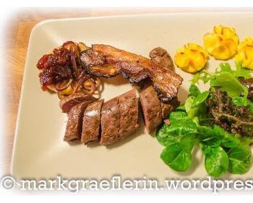 Wildhasen-Filets mit Apfelringen, Speck und Zwiebeln