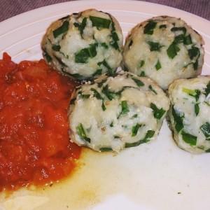 Bärlauch-Knödel mit Tomatensalsa