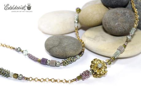 http://de.dawanda.com/product/97809367-halskette-golden-flower---kette-lang