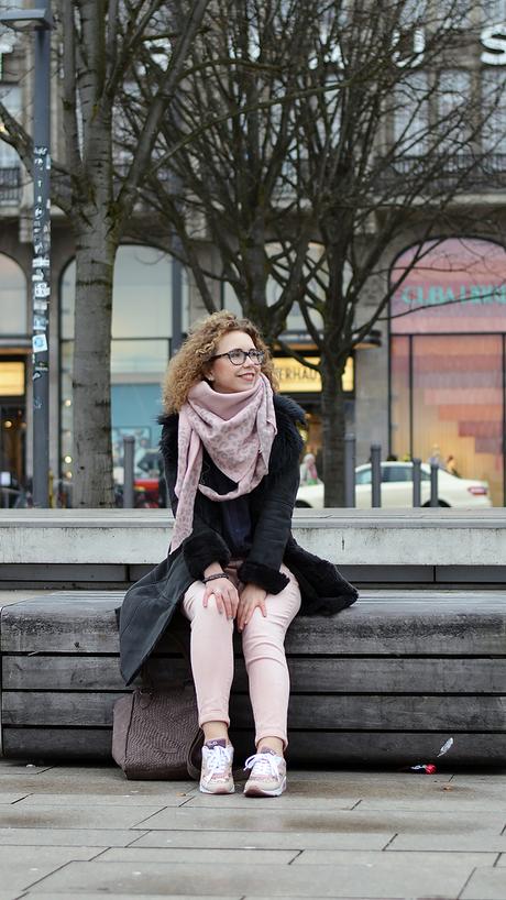 Outfit: Grey and Pale Pink in front of the Alsterhaus Hamburg