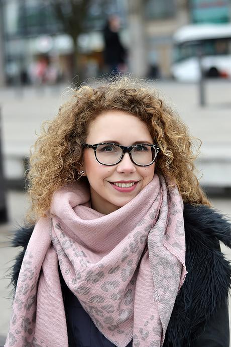 Outfit: Grey and Pale Pink in front of the Alsterhaus Hamburg