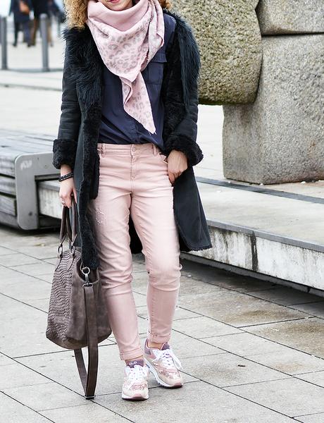 Outfit: Grey and Pale Pink in front of the Alsterhaus Hamburg
