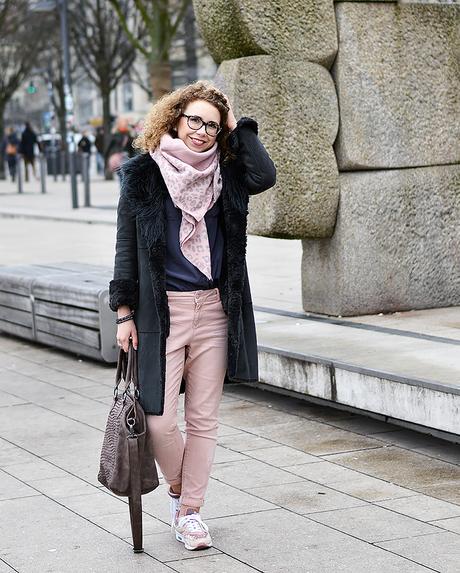 Outfit: Grey and Pale Pink in front of the Alsterhaus Hamburg