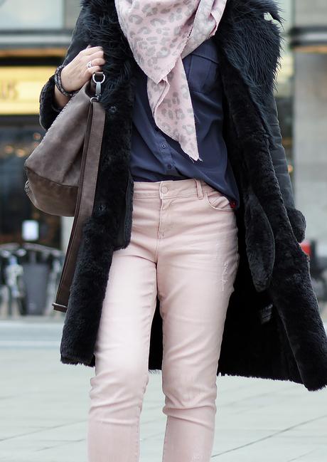 Outfit: Grey and Pale Pink in front of the Alsterhaus Hamburg