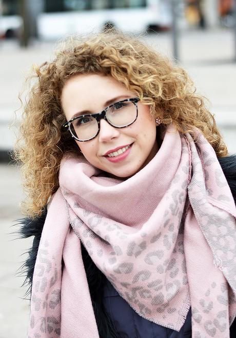 Outfit: Grey and Pale Pink in front of the Alsterhaus Hamburg