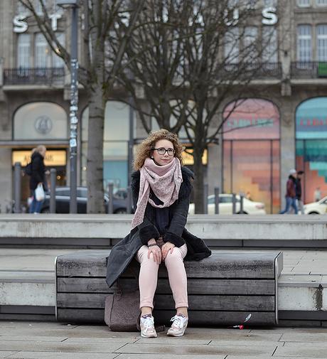 Outfit: Grey and Pale Pink in front of the Alsterhaus Hamburg