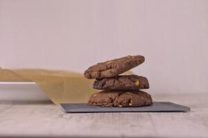 Erdnuss Schoko Cookies ohne Ei mit Salted Caramel gefüllt