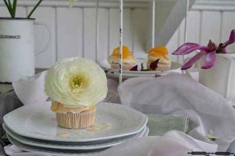 Himmlische Muffins mit Baiserhaube / Almond Muffins with Meringue and Peaches