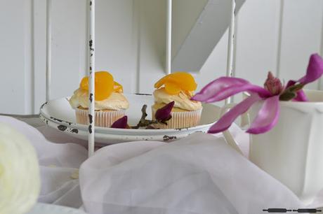 Himmlische Muffins mit Baiserhaube / Almond Muffins with Meringue and Peaches