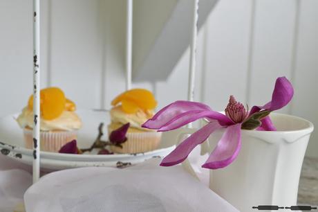 Himmlische Muffins mit Baiserhaube / Almond Muffins with Meringue and Peaches