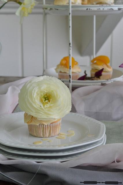 Himmlische Muffins mit Baiserhaube / Almond Muffins with Meringue and Peaches