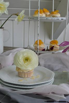 Himmlische Muffins mit Baiserhaube / Almond Muffins with Meringue and Peaches