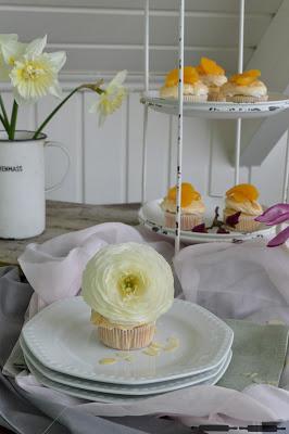 Himmlische Muffins mit Baiserhaube / Almond Muffins with Meringue and Peaches