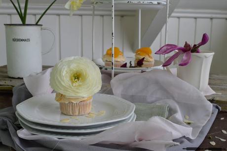 Himmlische Muffins mit Baiserhaube / Almond Muffins with Meringue and Peaches