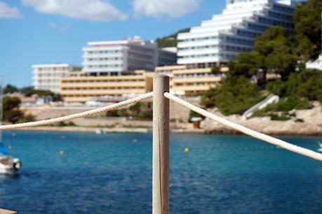 Blog + Fotografie by it's me fim.works - La Isla Blanca Ibiza, Cala Llonga, Holzpfhal, Hotels im Hintergrund