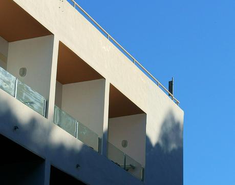 Blog + Fotografie by it's me fim.works - La Isla Blanca Ibiza, Cala Llonga, Balkon im 6. Stock Hotel Palladium
