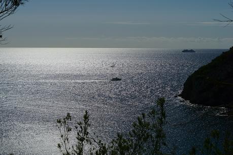 Blog + Fotografie by it's me fim.works - La Isla Blanca Ibiza, Cala Llonga, Blick auf das offene Meer