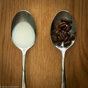 Milch und Kaffee auf Löffel