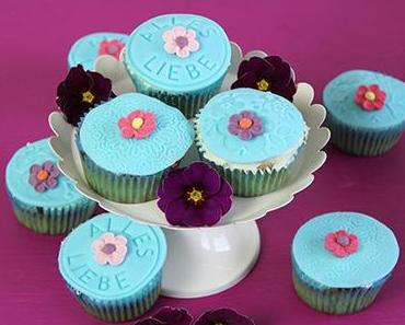 Lola backt: Vanillecupcakes mit Blütendekor aus Fondant  –  kinderleichtes Rezept