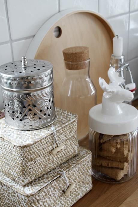 Küchenaccessoires in weiß und holzfarben mit Blechdose und rundem Ikea Tablett aus Buche