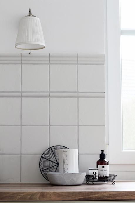 Küchenimpressionen weiße Ikea Wandlampe, weißer House Doctor Keramik Messbecher und graue eckige Tine K Schale