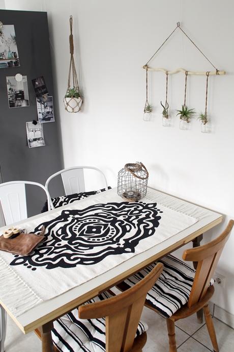 Küchentisch mit schwarz weißem H&M Teppich als Tischdecke und Bloomingville Leder Clutch