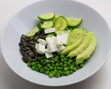 Erbsensalat mit Feta, Avocado und Kürbiskernen