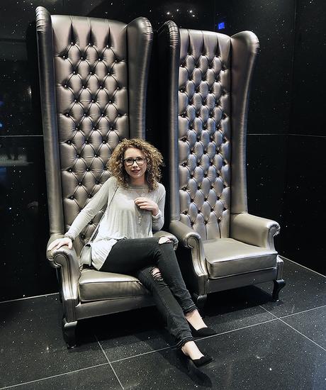 Outfit: Ripped Jeans and Pepe Jeans Shirt in the Lobby of the Radisson Blu Hamburg