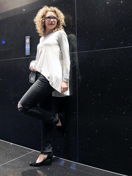 Outfit: Ripped Jeans and Pepe Jeans Shirt in the Lobby of the Radisson Blu Hamburg