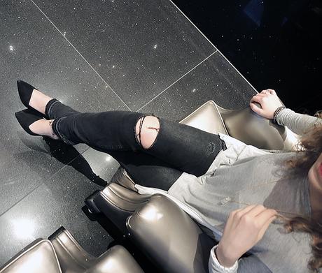 Outfit: Ripped Jeans and Pepe Jeans Shirt in the Lobby of the Radisson Blu Hamburg