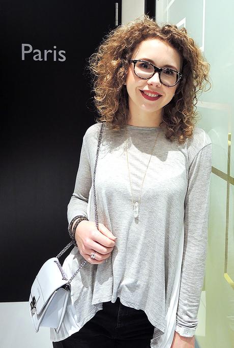 Outfit: Ripped Jeans and Pepe Jeans Shirt in the Lobby of the Radisson Blu Hamburg