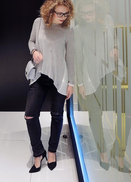 Outfit: Ripped Jeans and Pepe Jeans Shirt in the Lobby of the Radisson Blu Hamburg