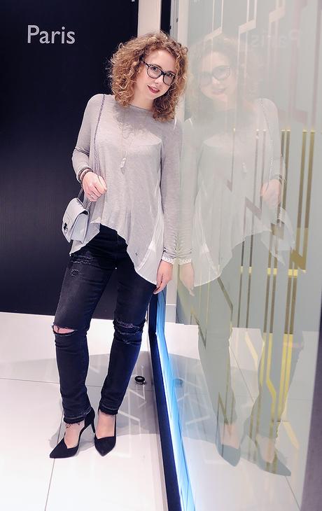 Outfit: Ripped Jeans and Pepe Jeans Shirt in the Lobby of the Radisson Blu Hamburg