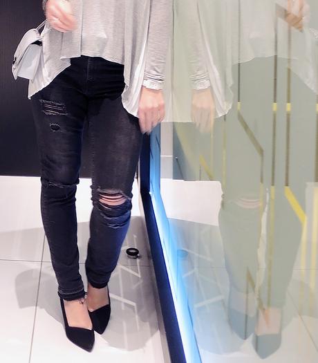 Outfit: Ripped Jeans and Pepe Jeans Shirt in the Lobby of the Radisson Blu Hamburg