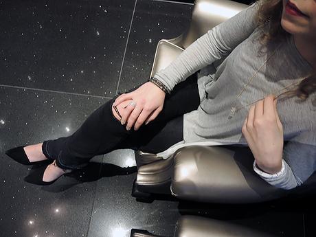 Outfit: Ripped Jeans and Pepe Jeans Shirt in the Lobby of the Radisson Blu Hamburg