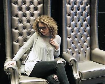 Outfit: Ripped Jeans and Pepe Jeans Shirt in the Lobby of the Radisson Blu Hamburg