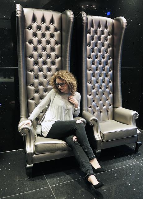 Outfit: Ripped Jeans and Pepe Jeans Shirt in the Lobby of the Radisson Blu Hamburg