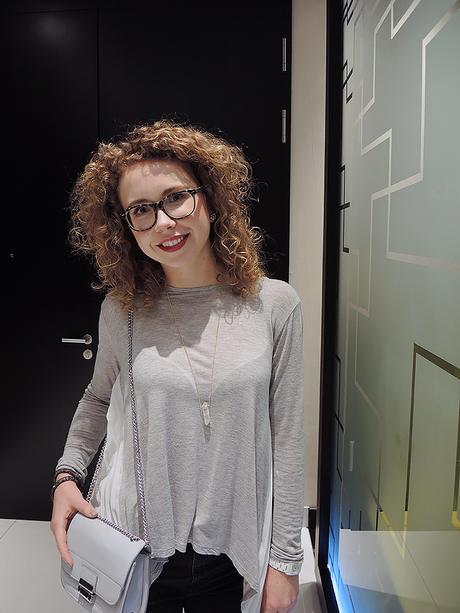 Outfit: Ripped Jeans and Pepe Jeans Shirt in the Lobby of the Radisson Blu Hamburg