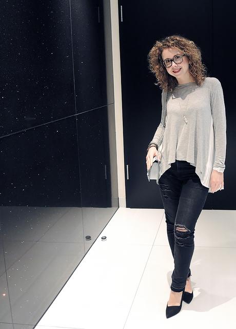 Outfit: Ripped Jeans and Pepe Jeans Shirt in the Lobby of the Radisson Blu Hamburg